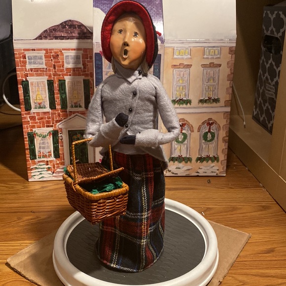 Byers Choice Carolers - Woman holding basket - Picture 3 of 12